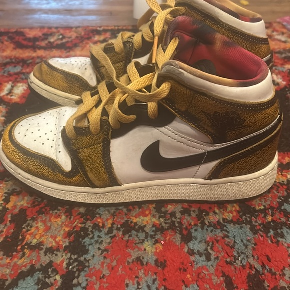 Boys Air Jordan 1 Mids; size 4Y - Picture 1 of 5